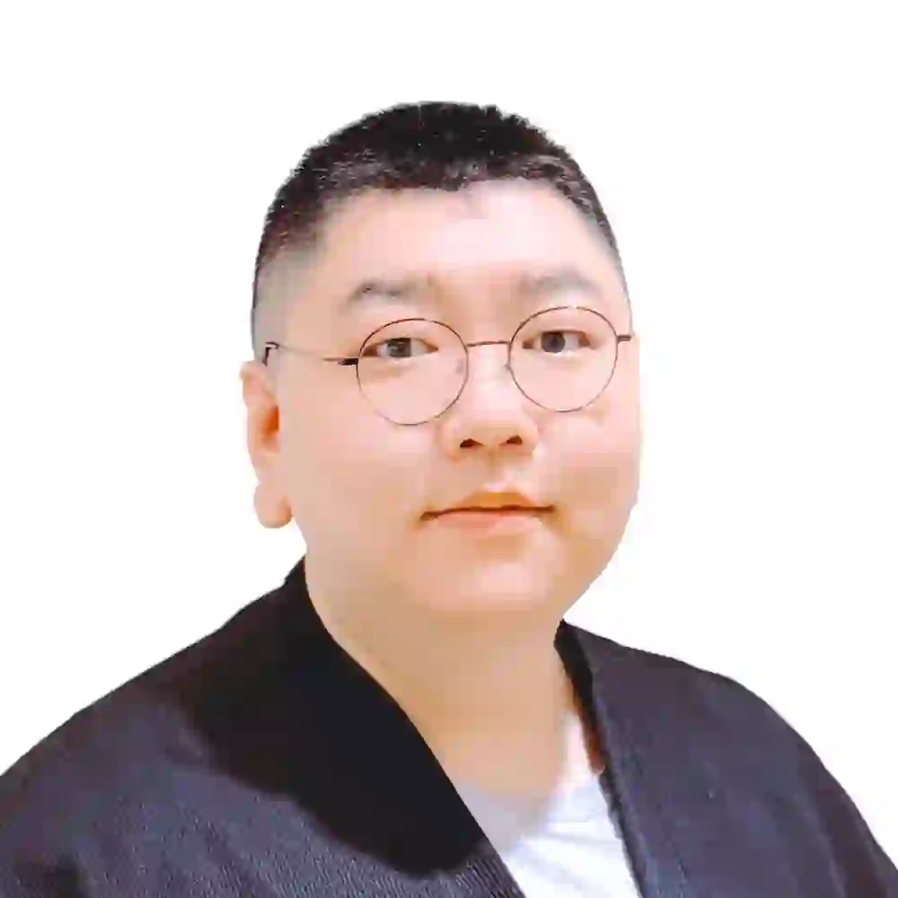 Portrait of Lester Jiang, Managing Director and Dean.